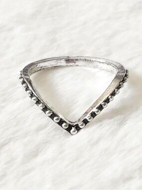 5/$15 🩷 MUST BUNDLE Beaded Triangle Stackable Ring - Silver
